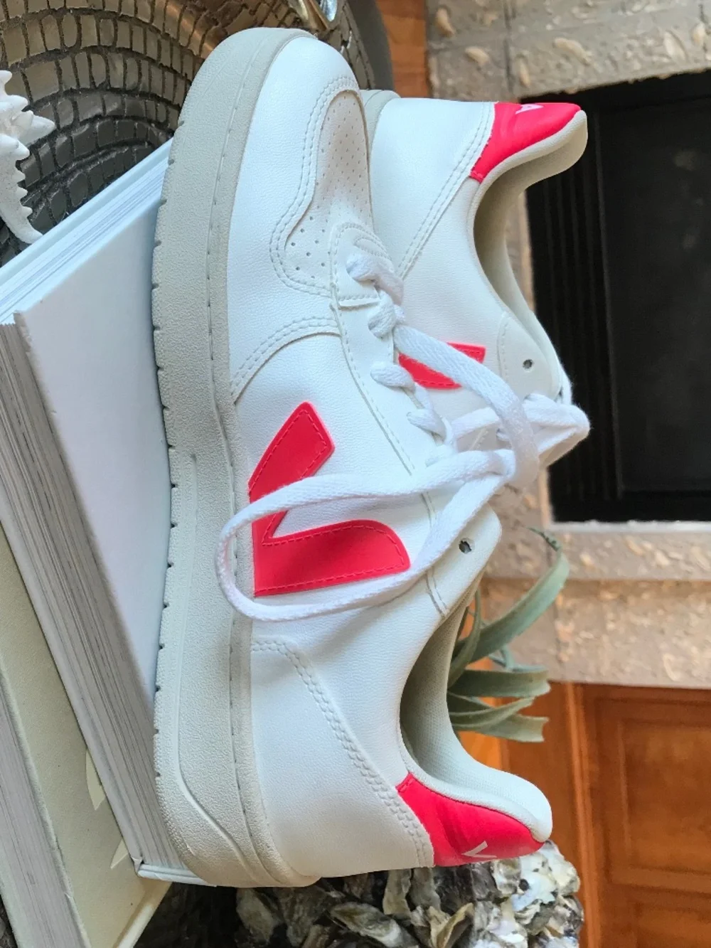 VEJA V-10 CWL VEGAN WHITE ROSE FLUO  LOW TOP SNEAKERS